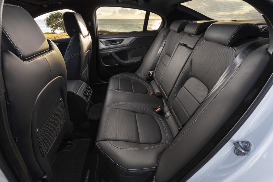 Интерьер Jaguar XE P300 R-Dynamic 2019 года  (AU) (фото 22 из 40)